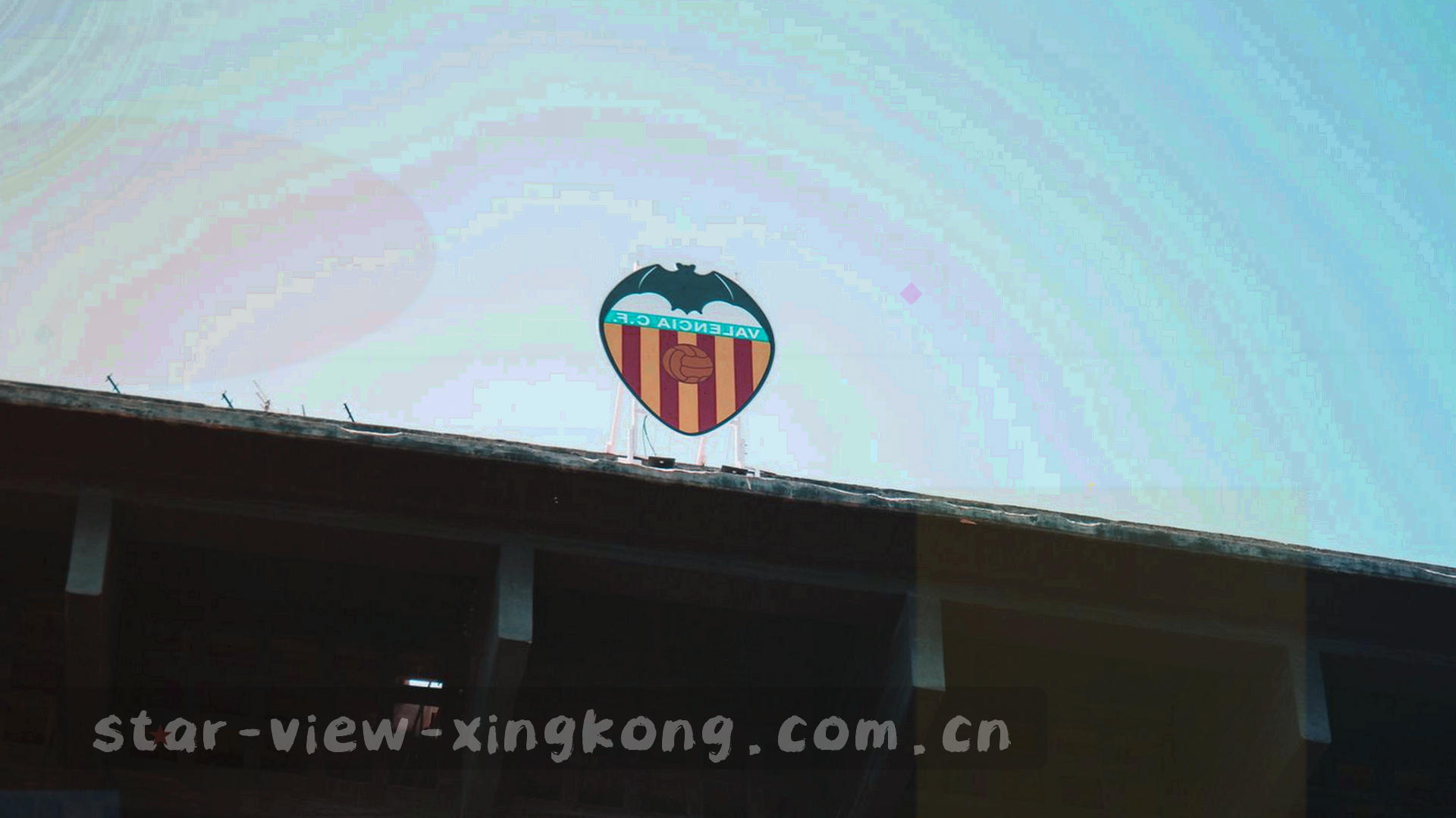 星空下的球场灯光与看台剪影，深蓝夜空里有细密的数据轨迹掠过场地边缘